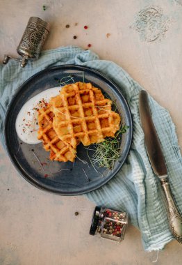 Krem soslu ve baharatlı fırında Belçika waffle 'ı.