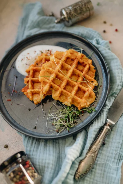 Krem soslu ve baharatlı fırında Belçika waffle 'ı.