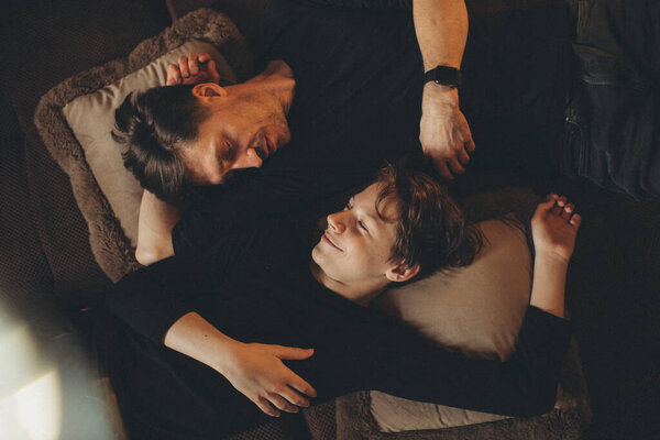 отец и сын лежат бок о бок в черной одежде семьи