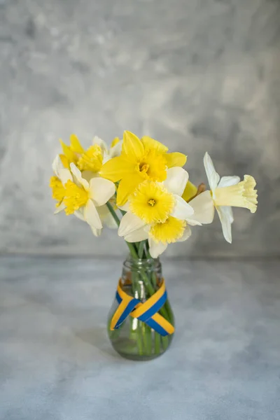 Gelbe Blumen Und Die Flagge Der Ukraine Ukrainische Symbole — Stockfoto