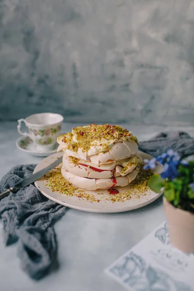 Gâteau Crème Protéinée Saupoudré Pistaches Sur Fond Clair — Photo