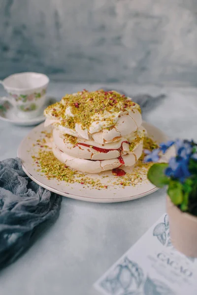 Torta Con Crema Proteica Cosparsa Pistacchi Fondo Chiaro — Foto Stock