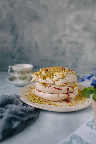 Cake Protein Cream Sprinkled Pistachios Light Background — Stock Photo, Image