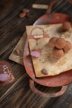 Klasik çikolatalar, böğürtlenli mantar.