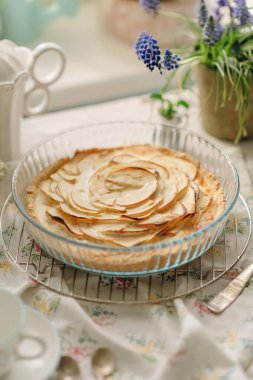 Açık renkli ev yapımı elmalı turta şeffaf ve kaliteli.