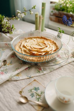 Açık renkli ev yapımı elmalı turta şeffaf ve kaliteli.