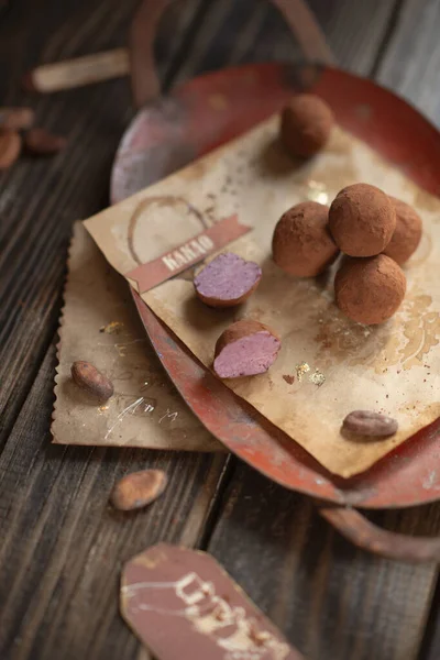 Vintage Chocolade Truffel Met Bessen — Stockfoto