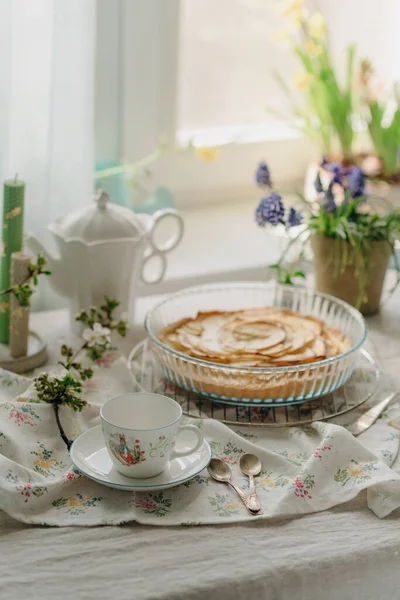 Açık renkli ev yapımı elmalı turta şeffaf ve kaliteli.