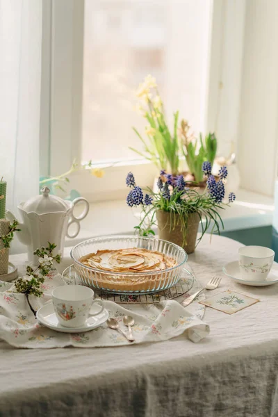 Açık renkli ev yapımı elmalı turta şeffaf ve kaliteli.