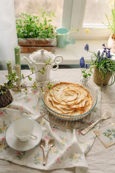 Açık renkli ev yapımı elmalı turta şeffaf ve kaliteli.