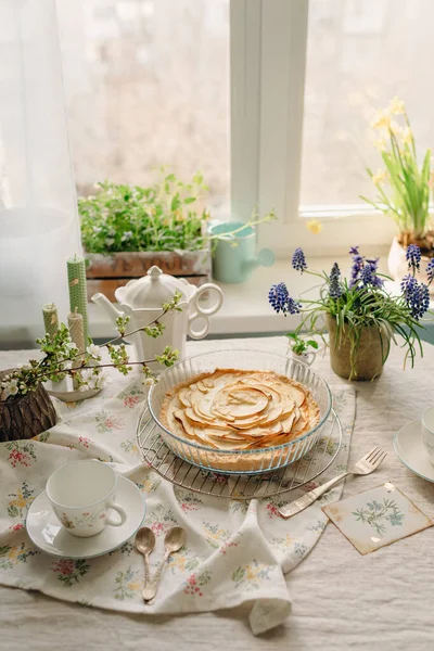 Açık renkli ev yapımı elmalı turta şeffaf ve kaliteli.