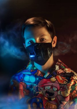 virüs ve gaza karşı maskeli çocuk