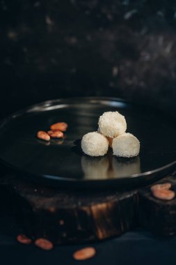 Siyah arka planda el yapımı çikolatalı trüf şekerleri