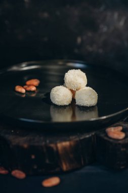 Siyah arka planda el yapımı çikolatalı trüf şekerleri