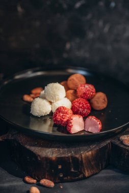 Siyah arka planda el yapımı çikolatalı trüf şekerleri