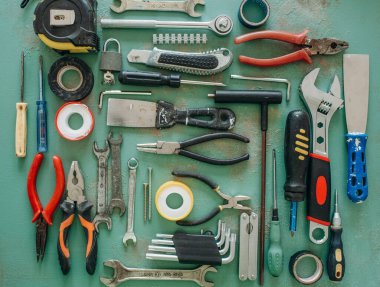 Bir masanın üzerine yerleştirilmiş bir dizi tamir ve işleme araçları