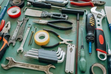 Bir masanın üzerine yerleştirilmiş bir dizi tamir ve işleme araçları