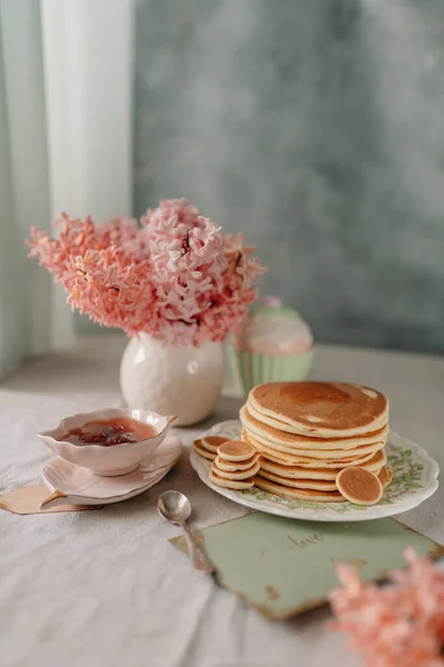 Panquecas Para Pequeno Almoço Feito Casa Com Compota Mel — Fotografia de Stock