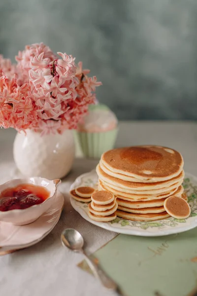 Pfannkuchen Zum Frühstück Hause Mit Marmelade Oder Honig — Stockfoto