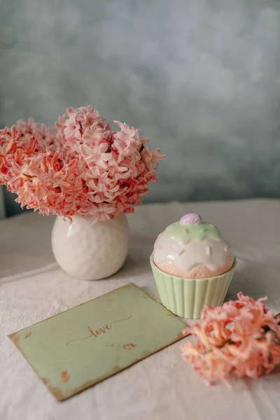 Briefumschlag Mit Einem Brief Zum Valentinstag Mit Blumen — Stockfoto