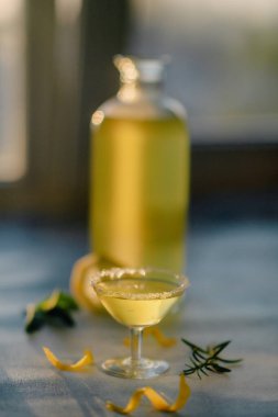 Gün batımında limonlu alkollü içecek.