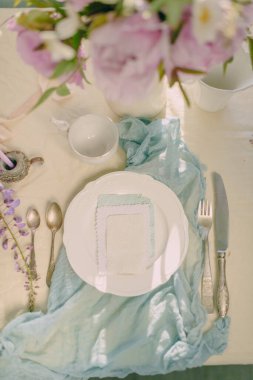 Hassas renkler ve açık tonlarda çiçeklerle süslenmiş şenlik masası