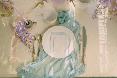 Hassas renkler ve açık tonlarda çiçeklerle süslenmiş şenlik masası