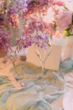 Hassas renkler ve açık tonlarda çiçeklerle süslenmiş şenlik masası