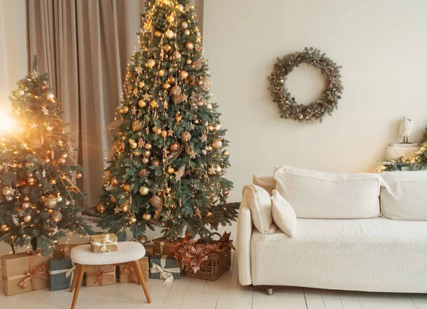 Yeni yıl dekorasyonu, tatil için sıcak renklerde iç dekorasyon