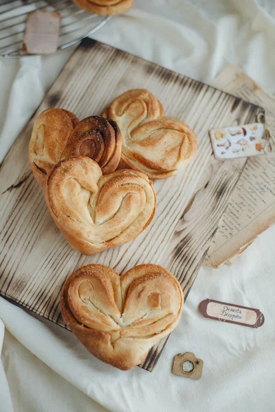 Bollos Dulces Forma Corazón Con Azúcar Mesa Con Una Hoja — Foto de Stock