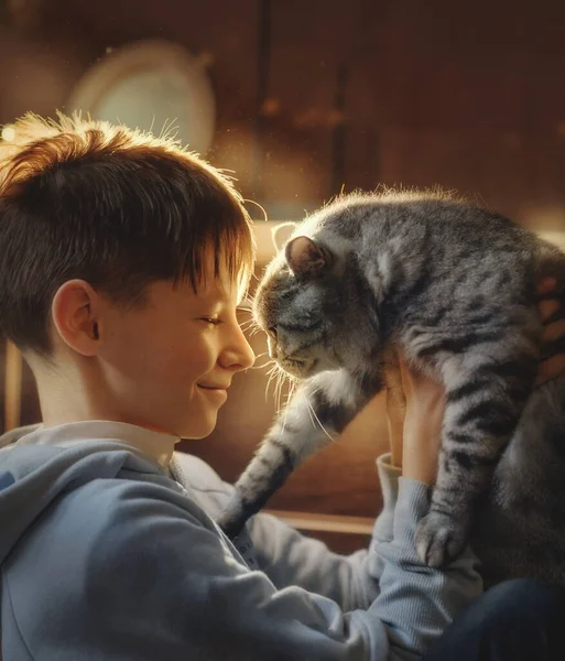 Kind Jongen Blauw Pak Thuis Zijn Huisdieren — Stockfoto