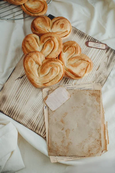 Focacce Dolci Forma Cuore Con Zucchero Sul Tavolo Con Foglio — Foto Stock