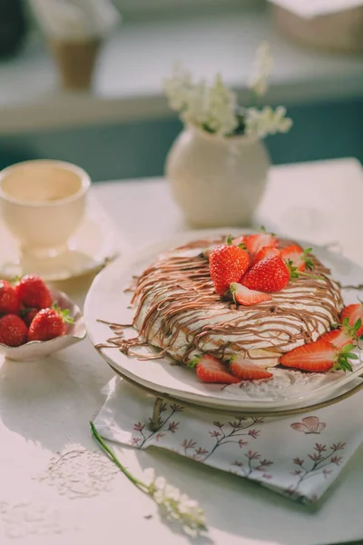 Bolo Aniversário Com Creme Morangos Chocolate — Fotografia de Stock