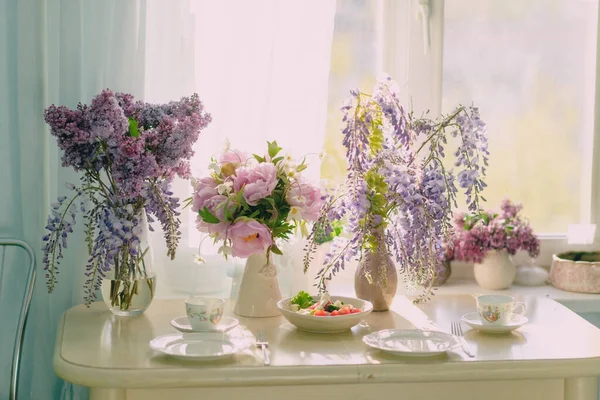 Hassas renkler ve açık tonlarda çiçeklerle süslenmiş şenlik masası