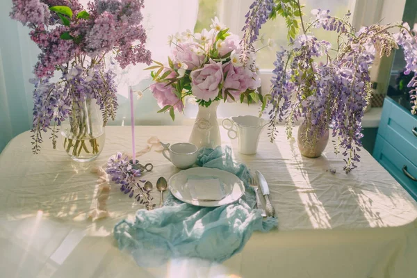 Decoração Mesa Festiva Com Flores Cores Delicadas Tons Claros — Fotografia de Stock