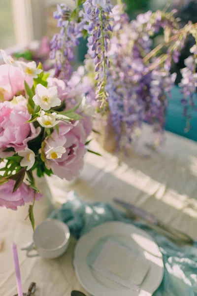 Decoration Festive Table Flowers Delicate Colors Light Shades — Stok fotoğraf
