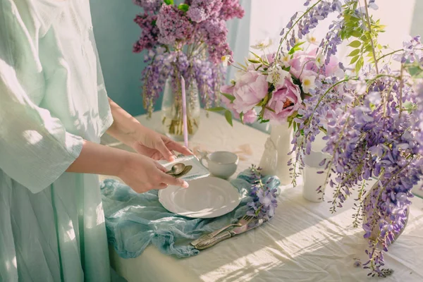 Decoración Mesa Festiva Con Flores Colores Delicados Tonos Claros — Foto de Stock