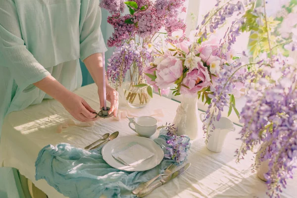 用精致的色彩和浅色的花朵装饰节日餐桌 — 图库照片