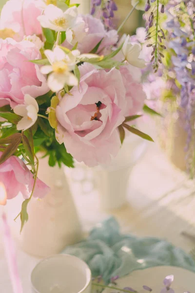 休日のための花の花束 装飾やテーブルの装飾として繊細なパステルカラーの結婚式 — ストック写真