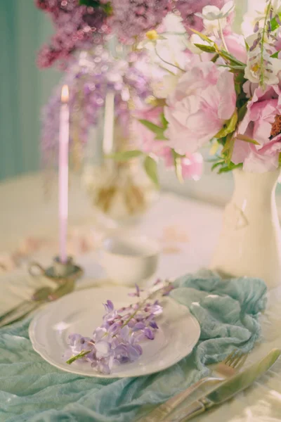 Decoração Mesa Festiva Com Flores Cores Delicadas Tons Claros — Fotografia de Stock