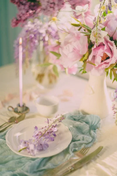 Hassas renkler ve açık tonlarda çiçeklerle süslenmiş şenlik masası