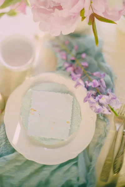 Decoração Mesa Festiva Com Flores Cores Delicadas Tons Claros — Fotografia de Stock