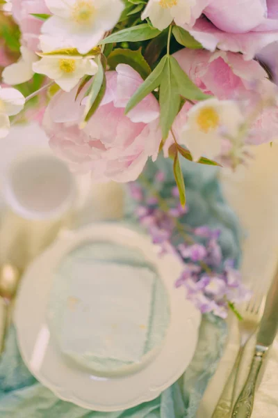 繊細な色と光の色合いで花とお祝いのテーブルの装飾 — ストック写真