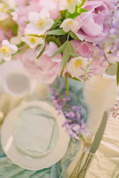 Decoración Mesa Festiva Con Flores Colores Delicados Tonos Claros — Foto de Stock