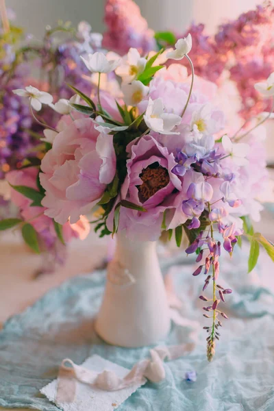 Tatil için bir buket çiçek, zarif pastel renkte bir düğün dekor ya da masa süsü olarak.