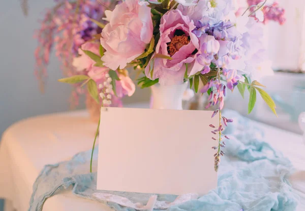 花の花束で署名や休日のカードのための紙のシートのモックアップ — ストック写真