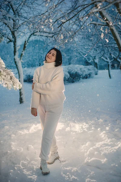 Woman White Clothes Snowy Background Dusk — Stockfoto