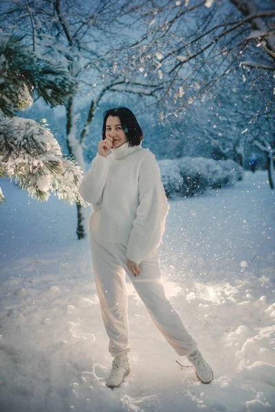 Mujer Ropa Blanca Sobre Fondo Cubierto Nieve Atardecer —  Fotos de Stock