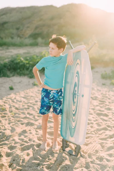 Uma Criança Brinca Uma Tábua Engomar Vez Uma Prancha Surf — Fotografia de Stock