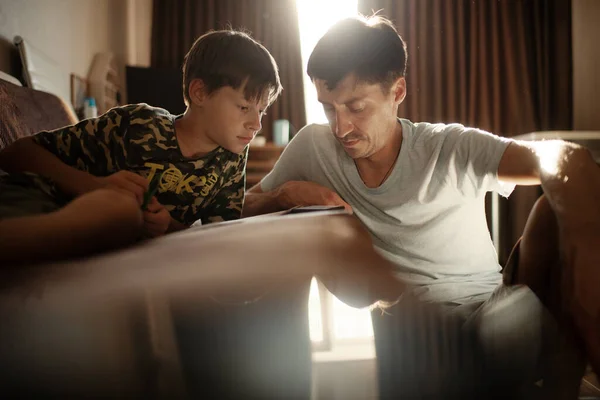 Father Son Study Online While Sitting Room — Stock Photo, Image